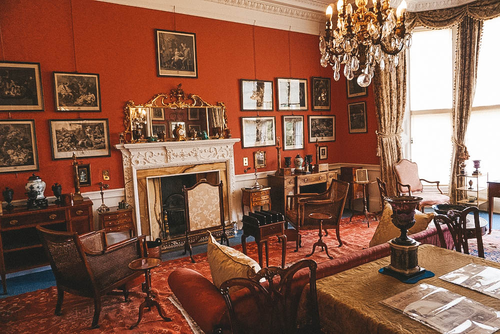 A red room in Lauriston Castle.