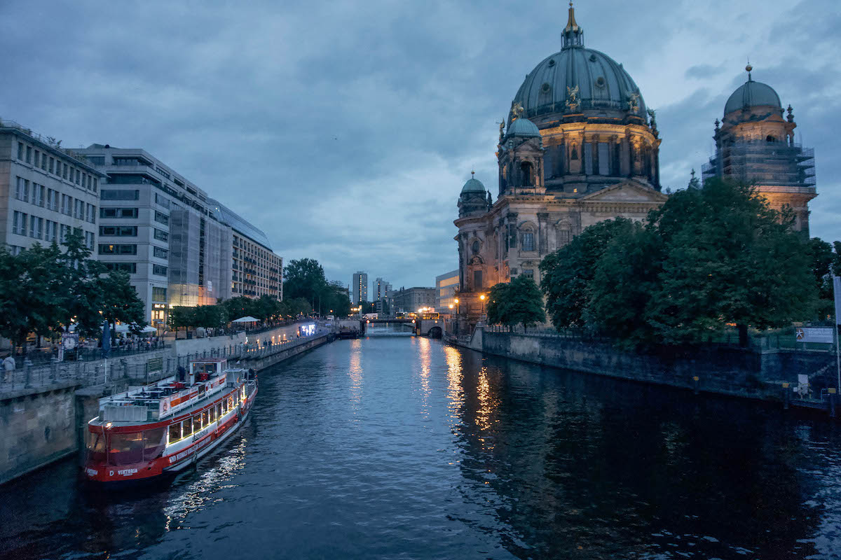 The back side of the Berliner Dom, at night.