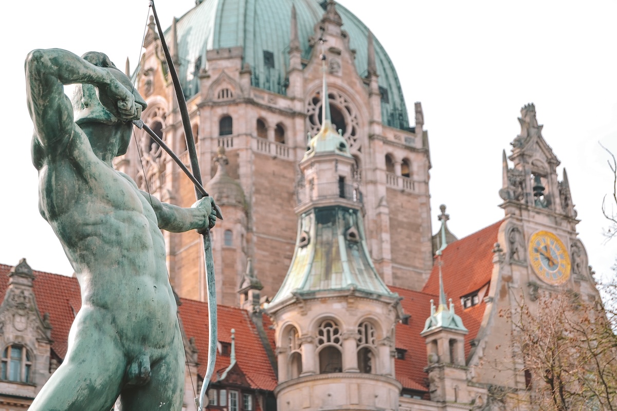 Archer statue in front of the Hannover New Town Hall