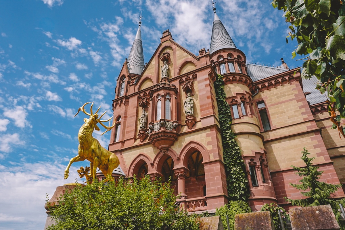 Golden stag in front of Drachenburg Castle