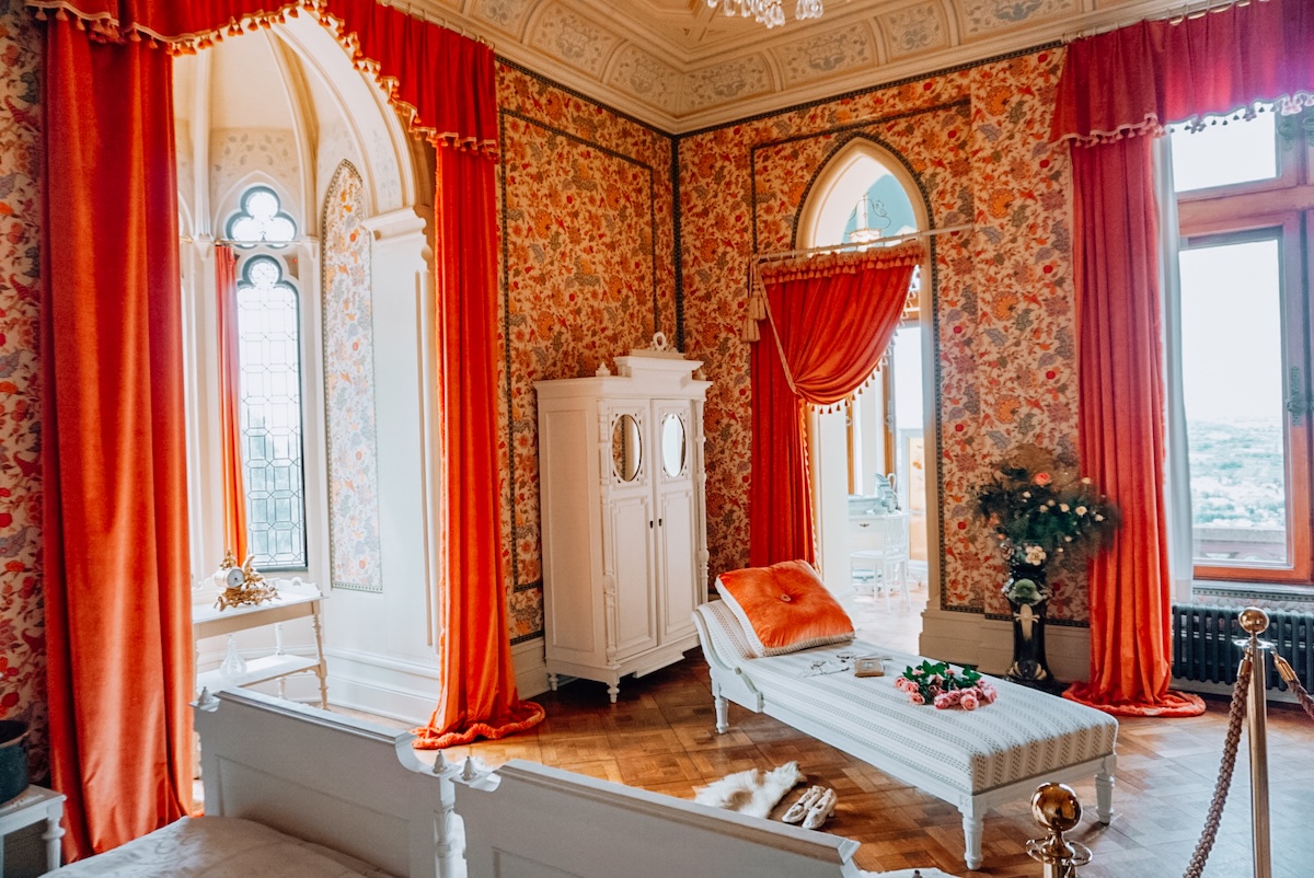 Bedroom inside Drachenburg Castle