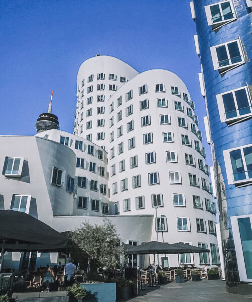 A white, wavy building in Düsseldorf's MedienHafen.