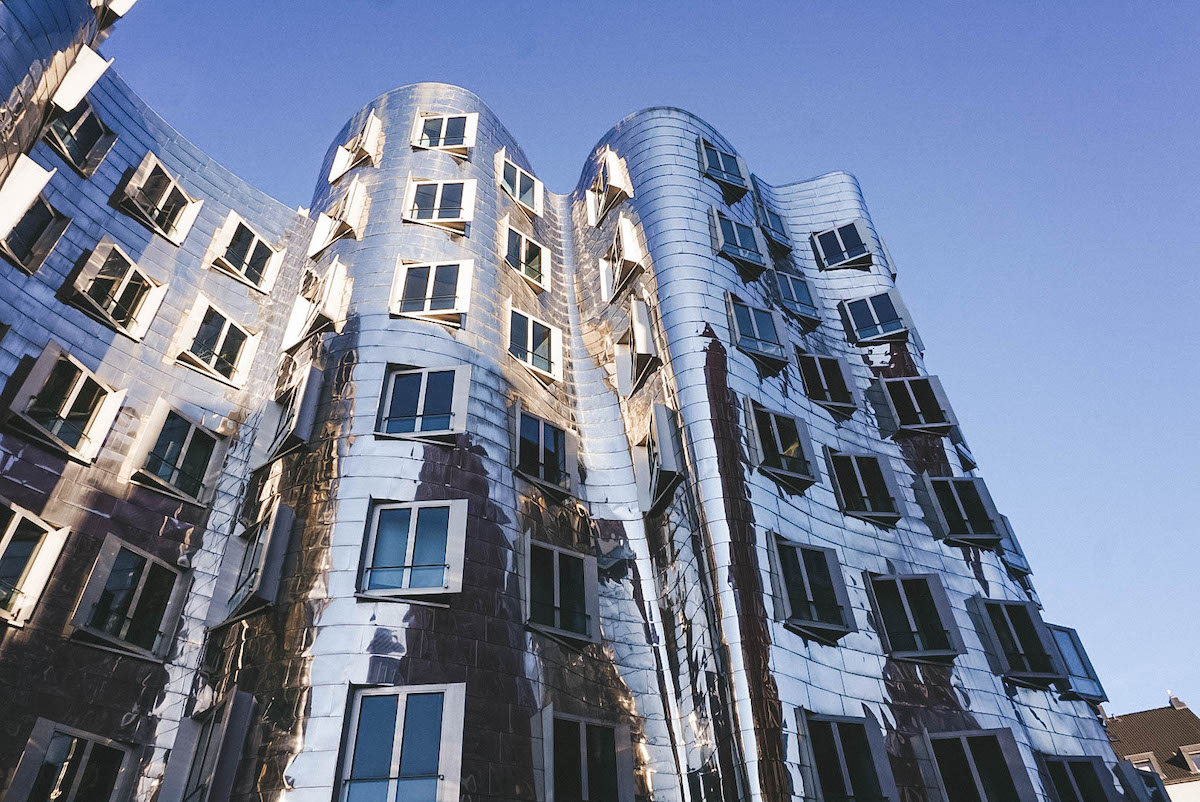 A metal and glass wavy building in Düsseldorf's MedienHafen