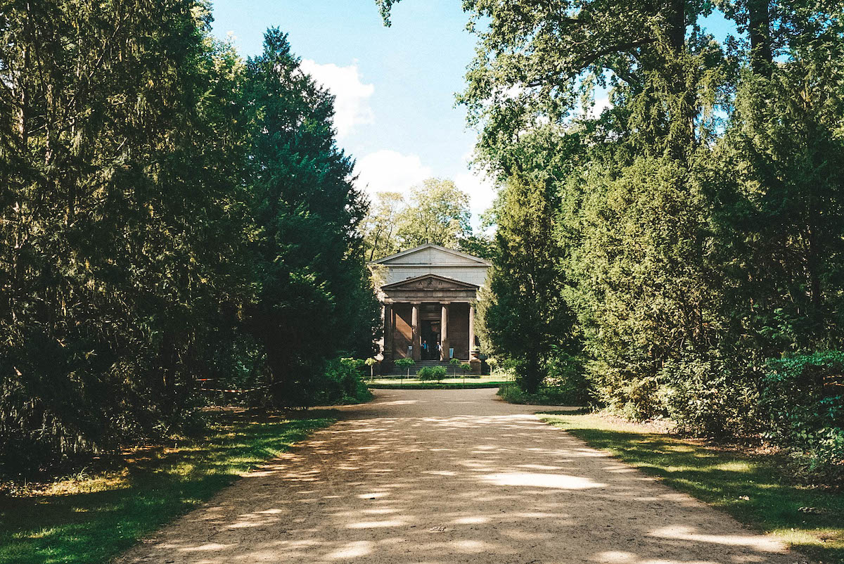 A path leading to the mausoleum in Schlosspark Charlottenburg, seen in summer. 