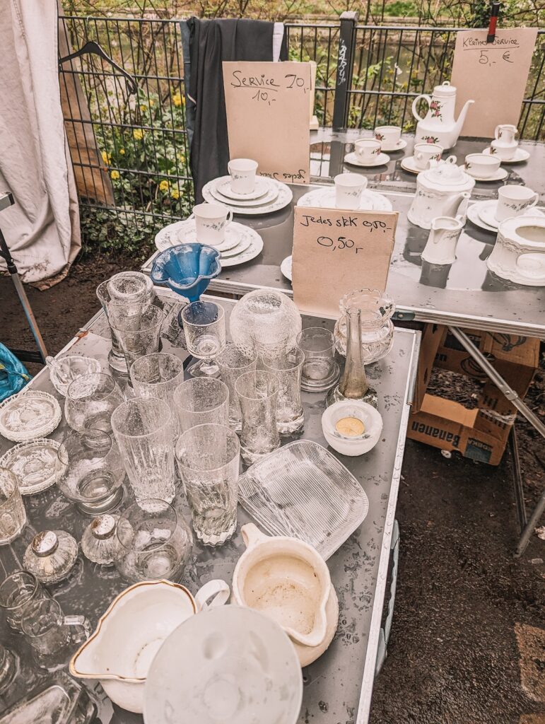 Tableware for sale at Nowkoelln Flohmarkt 