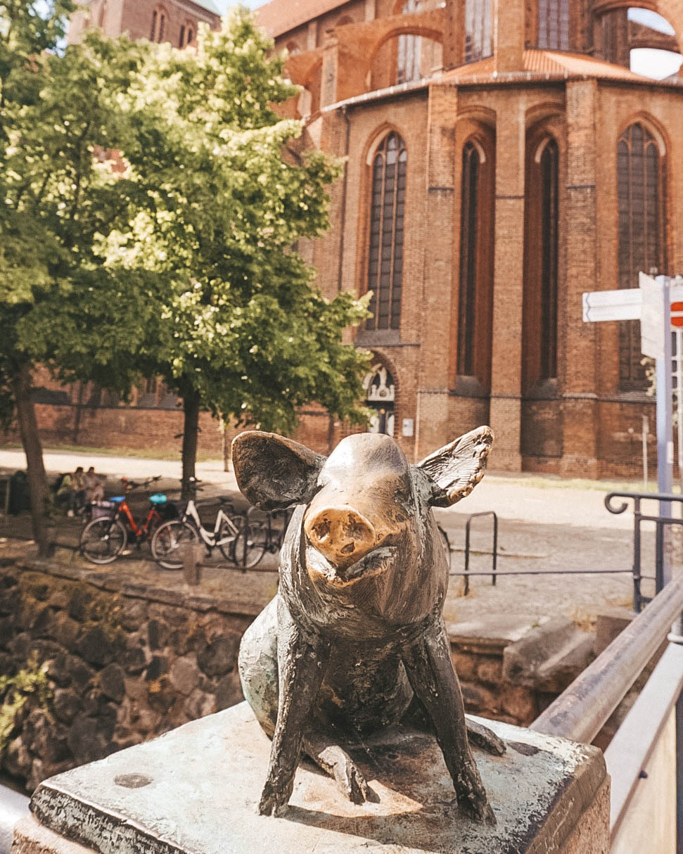 A metal pig on the pig bridge in Wismar. 