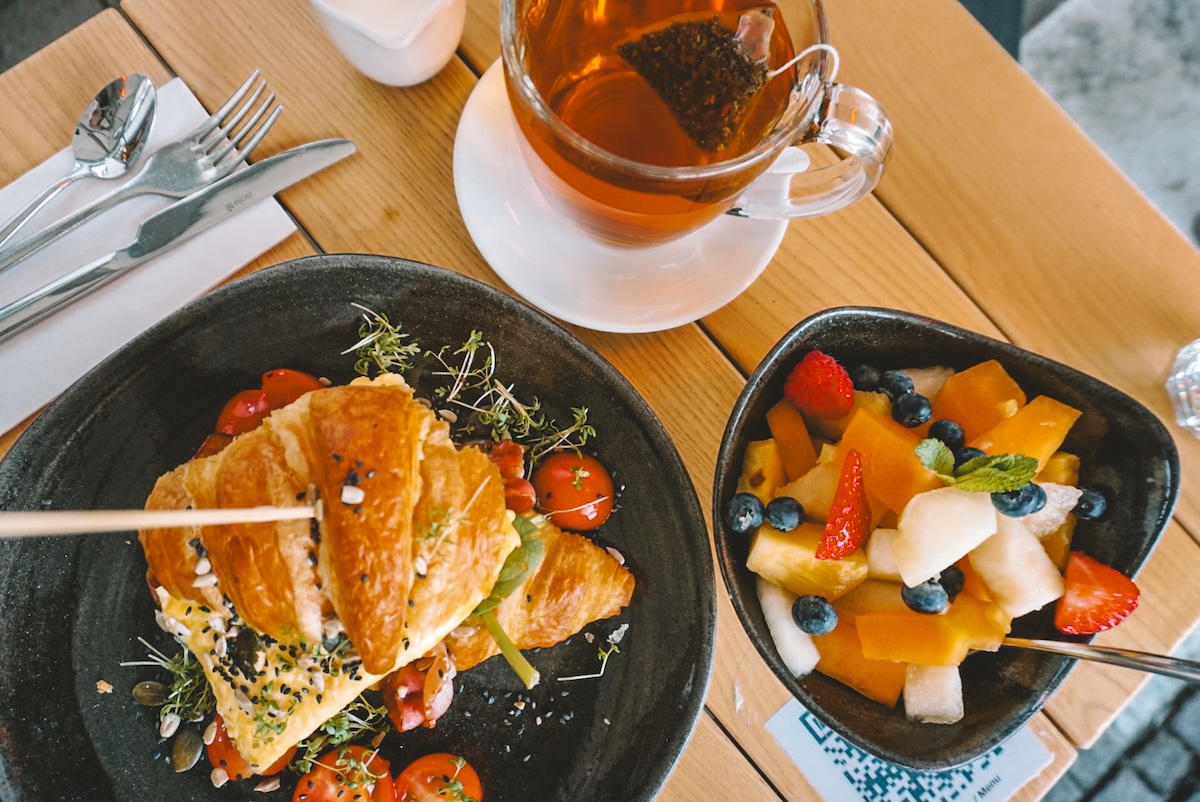 A sandwich, tea, and fruit at a cafe in Munich