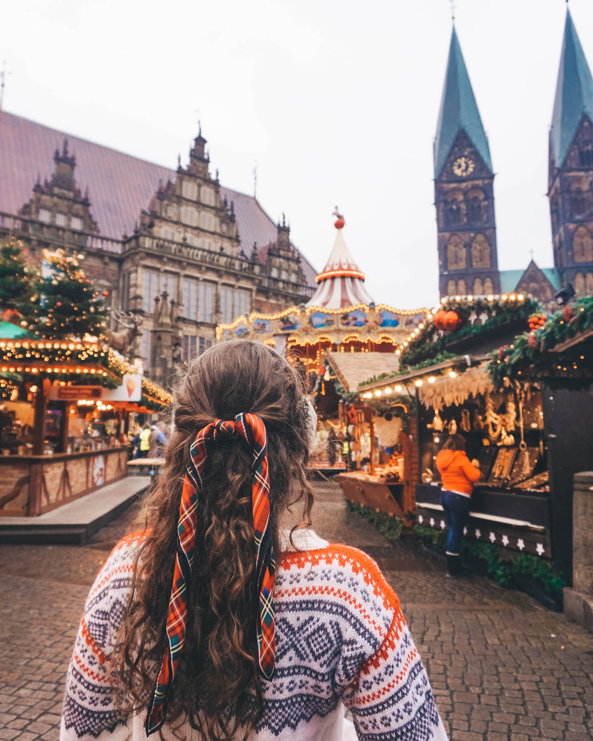 Back of a woman's head at the Bremen Christmas market. 