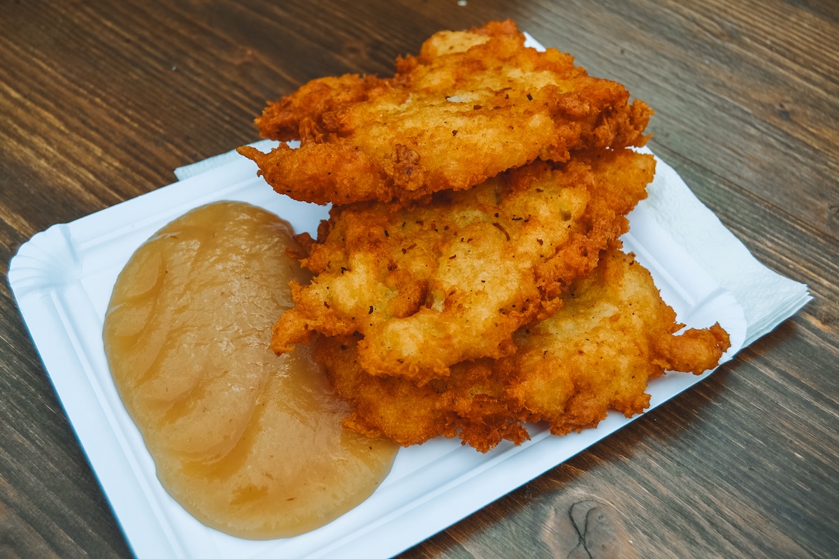 Reibekuchen with applesauce