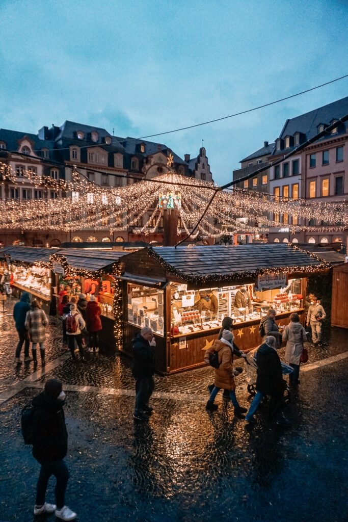 String lights over the Mainz Christmas market