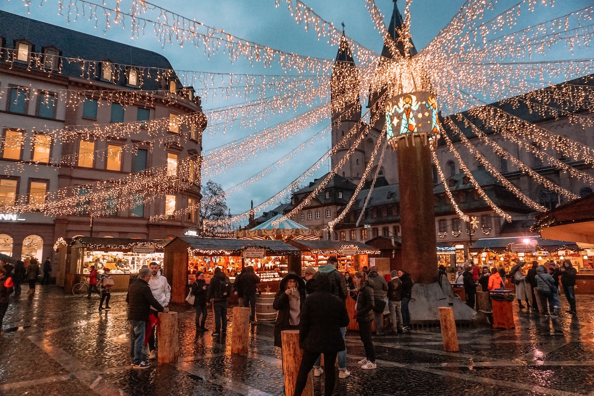 String lights over the Mainz Christmas market