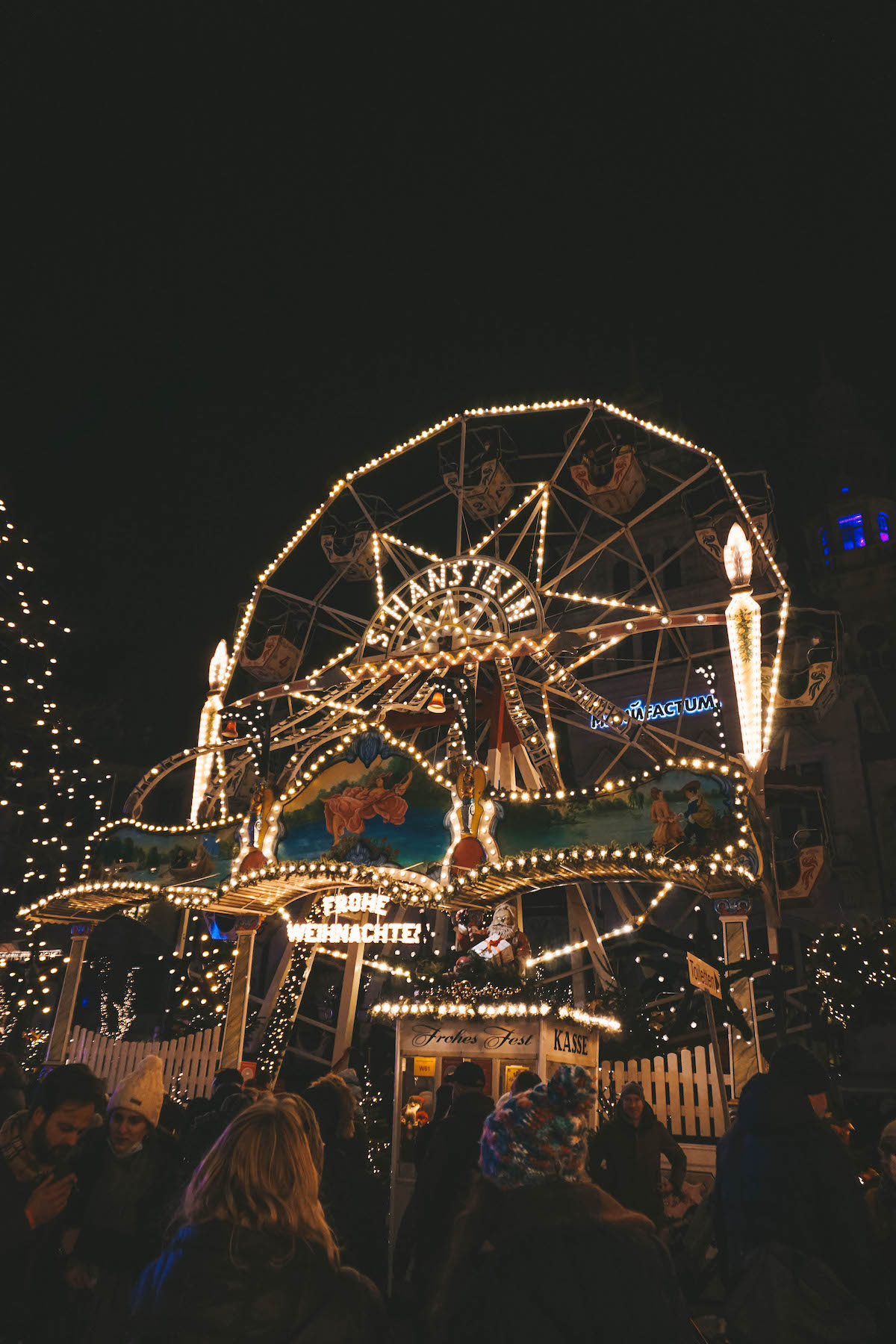 Ferris wheel at the Bremen Christmas market, at night