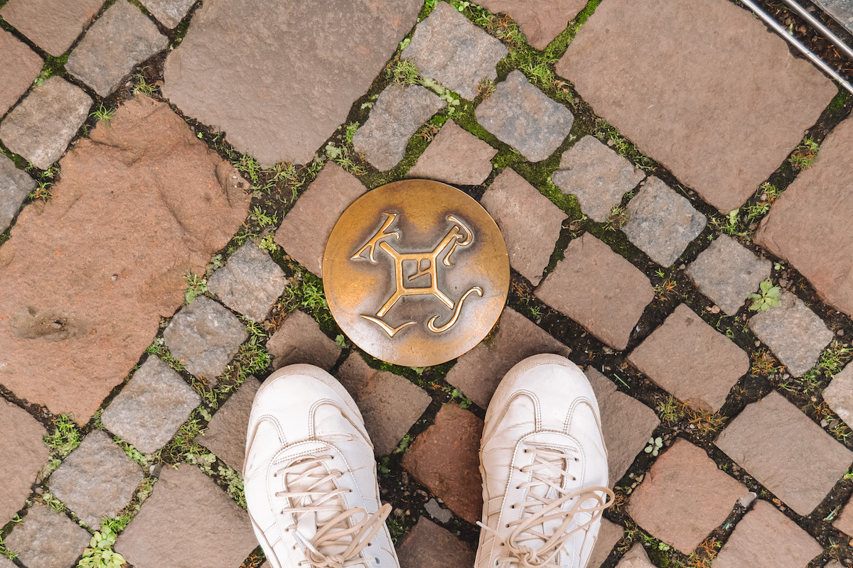 The symbol of the Route Charlemagne in Aachen.