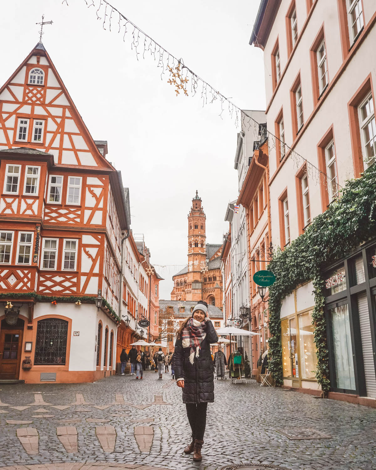 A woman standing in the Mainz Altstadt