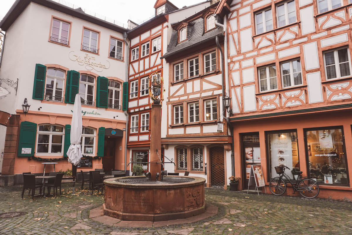 A square with a fountain in Mainz Altstadt