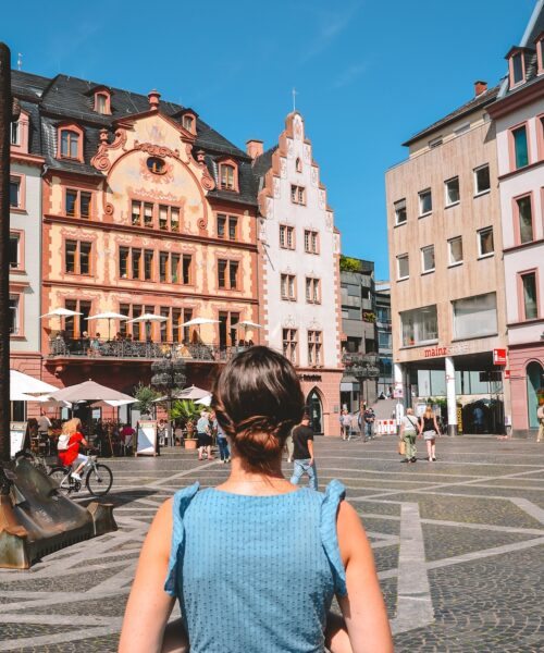 Back of a woman's head in the Mainz Marktplatz.