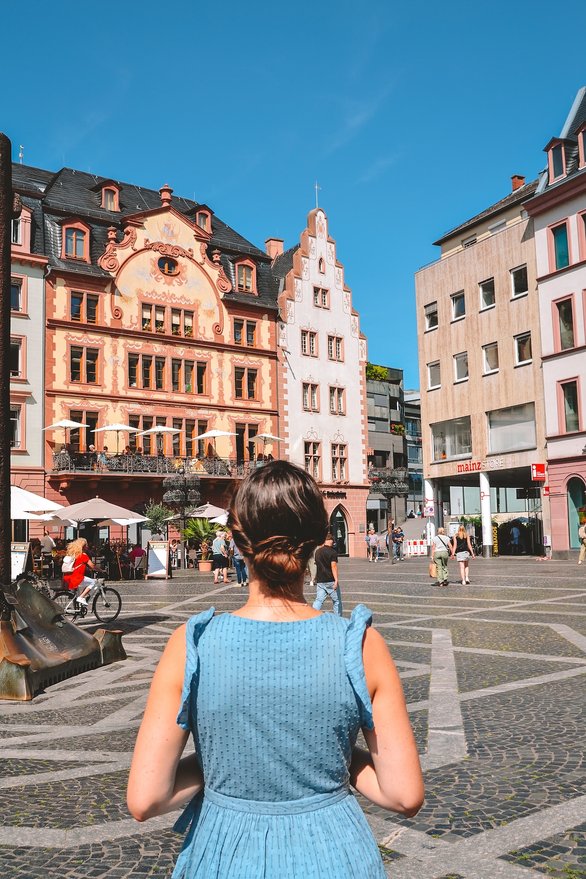 Back of a woman's head in the Mainz Marktplatz. 