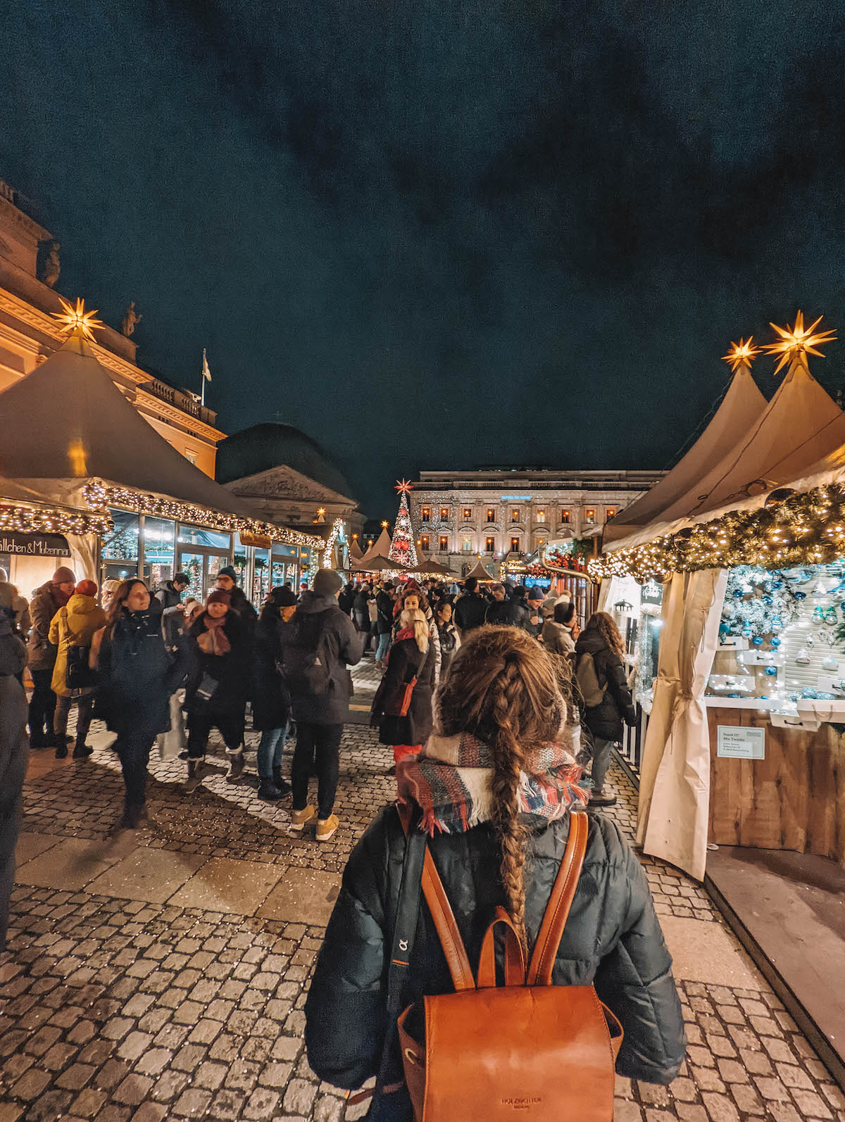 Back of a woman's head at the Gendarmenmarkt Christmas market (Bebelplatz) 