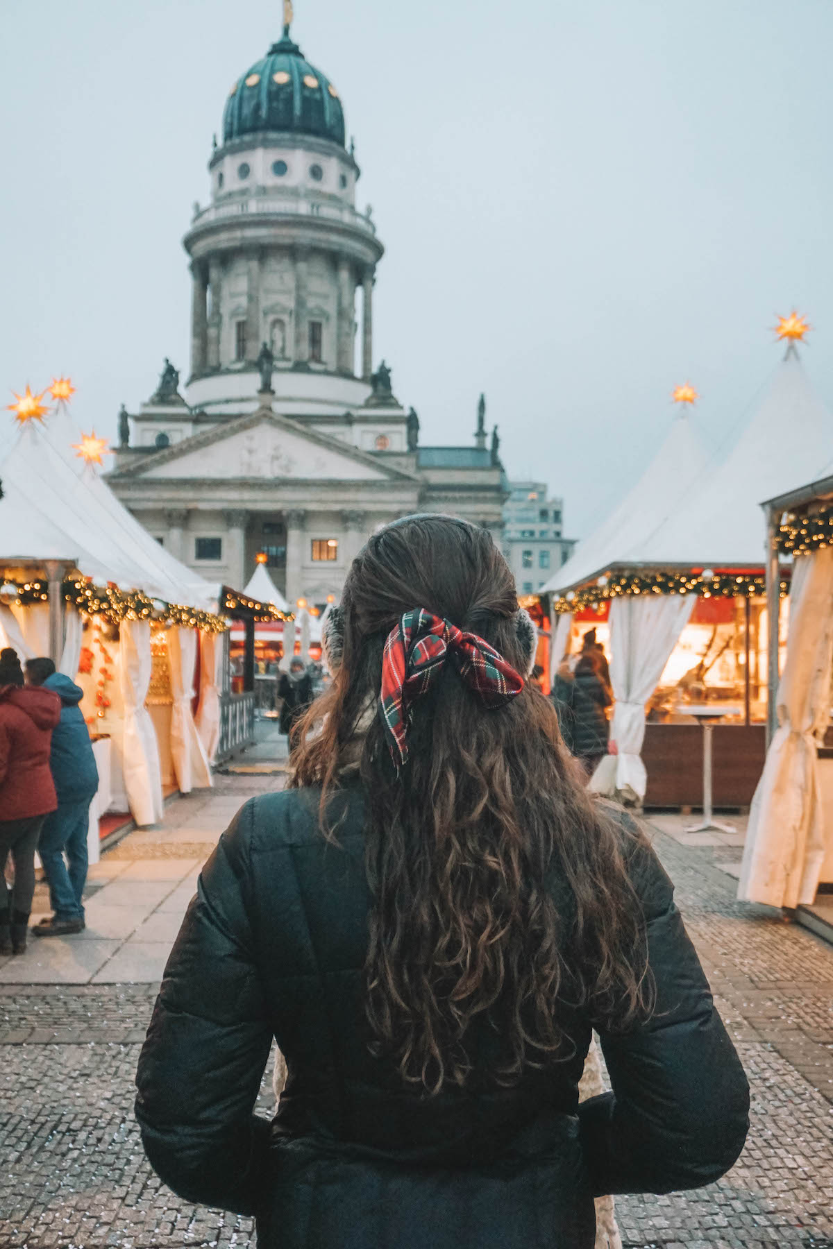 Back of woman's head at the Gendarmenmarkt WeihnachtZauber market