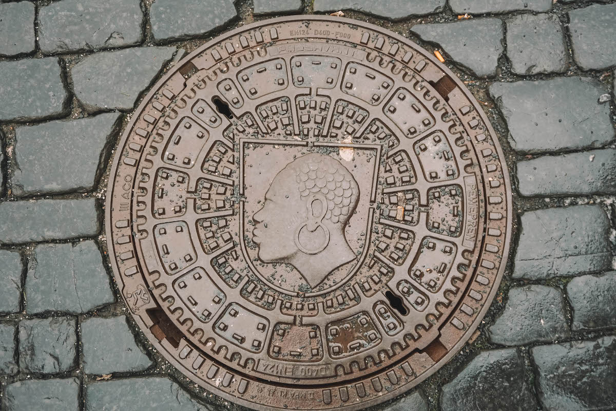 Coburger Mohr on a manhole cover. 