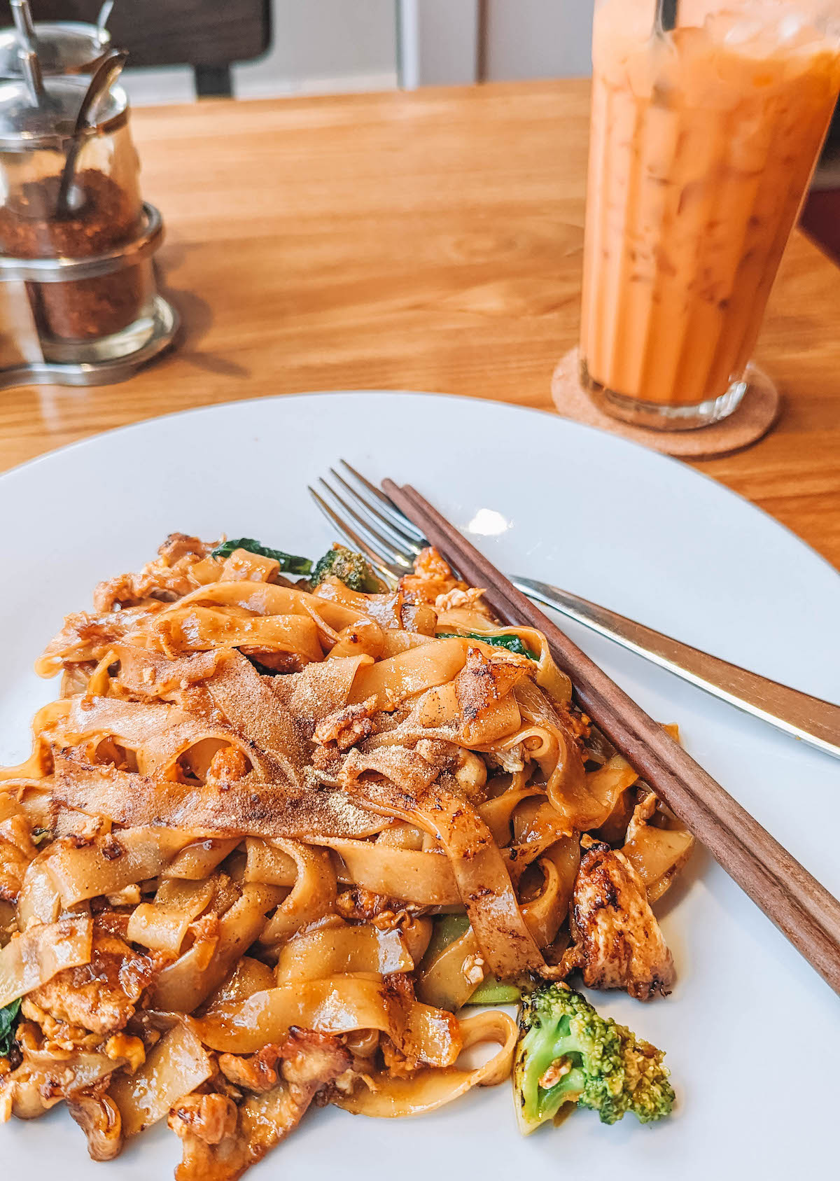 A plate of Thai noodles