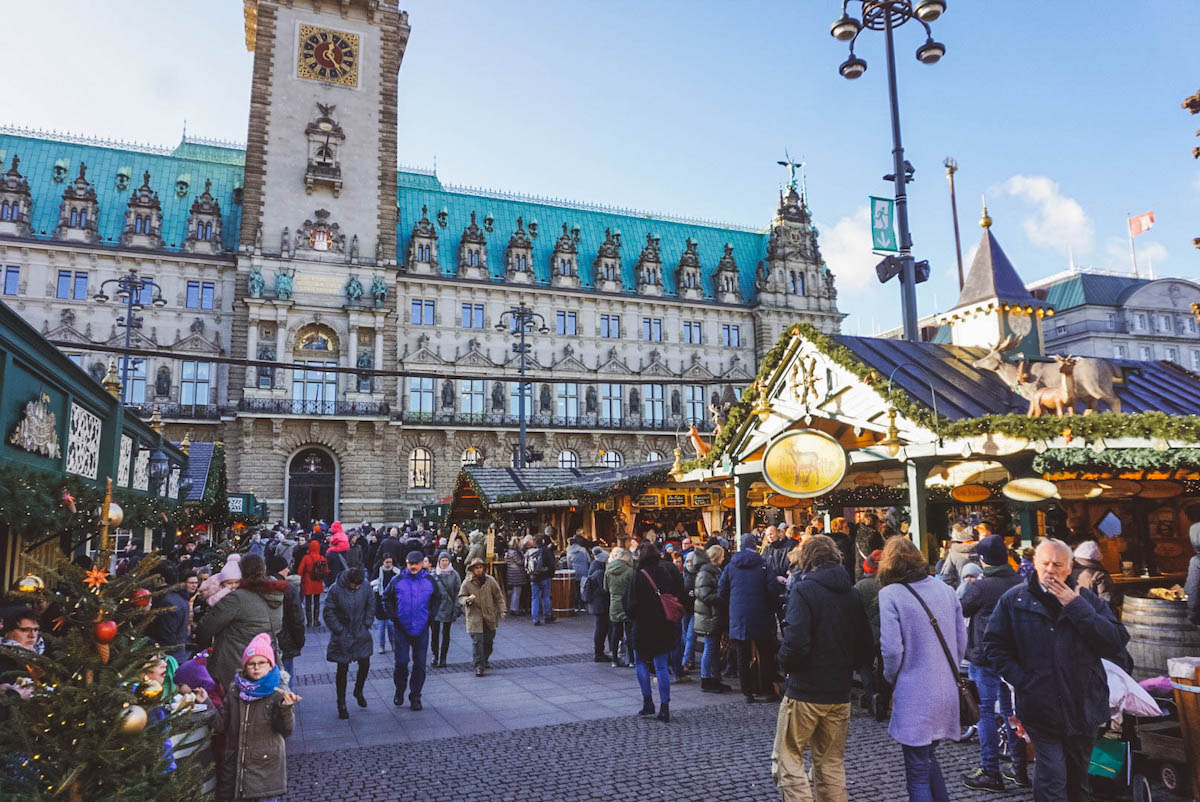 The Christmas market in front of hte Hamburg City Hall