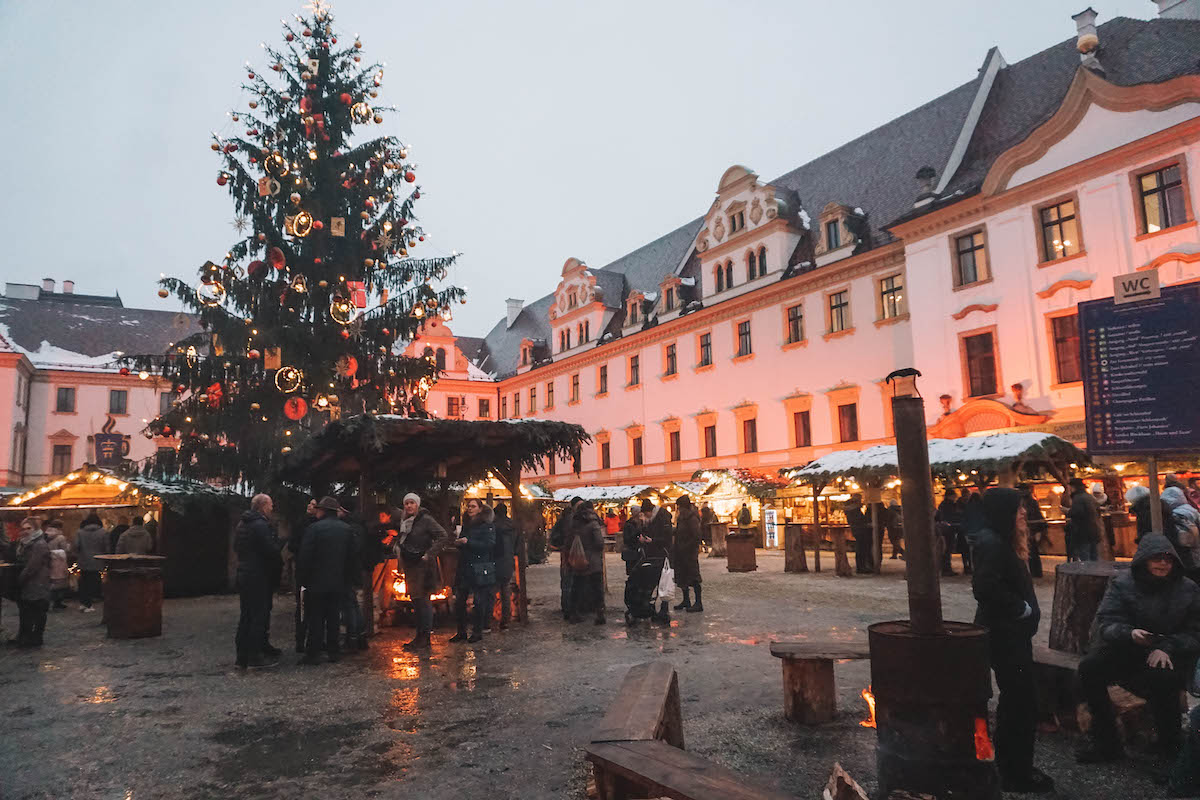 Christmas market in the courtyard of the Schloss Thurn und Taxis in Regensburg. 