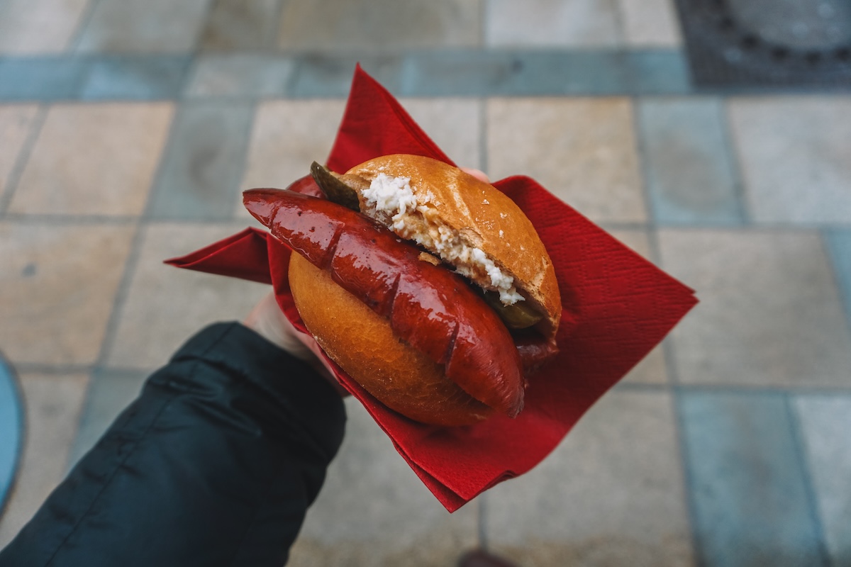 A Regensburg bratwurst in a bun