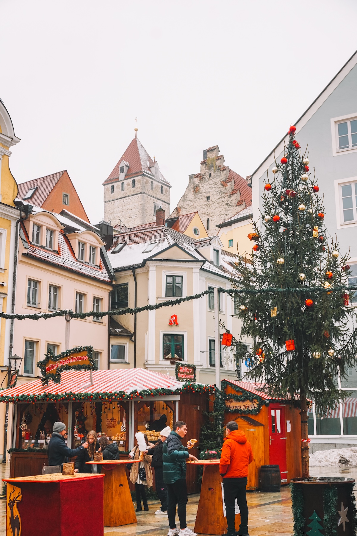 Stalls and Christmas tree at the Regensburg Lucrezia Markt