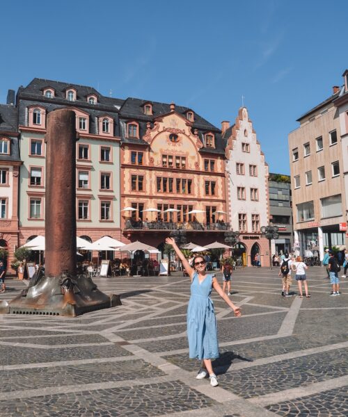 Woman smiling at the Mainz Markt square.