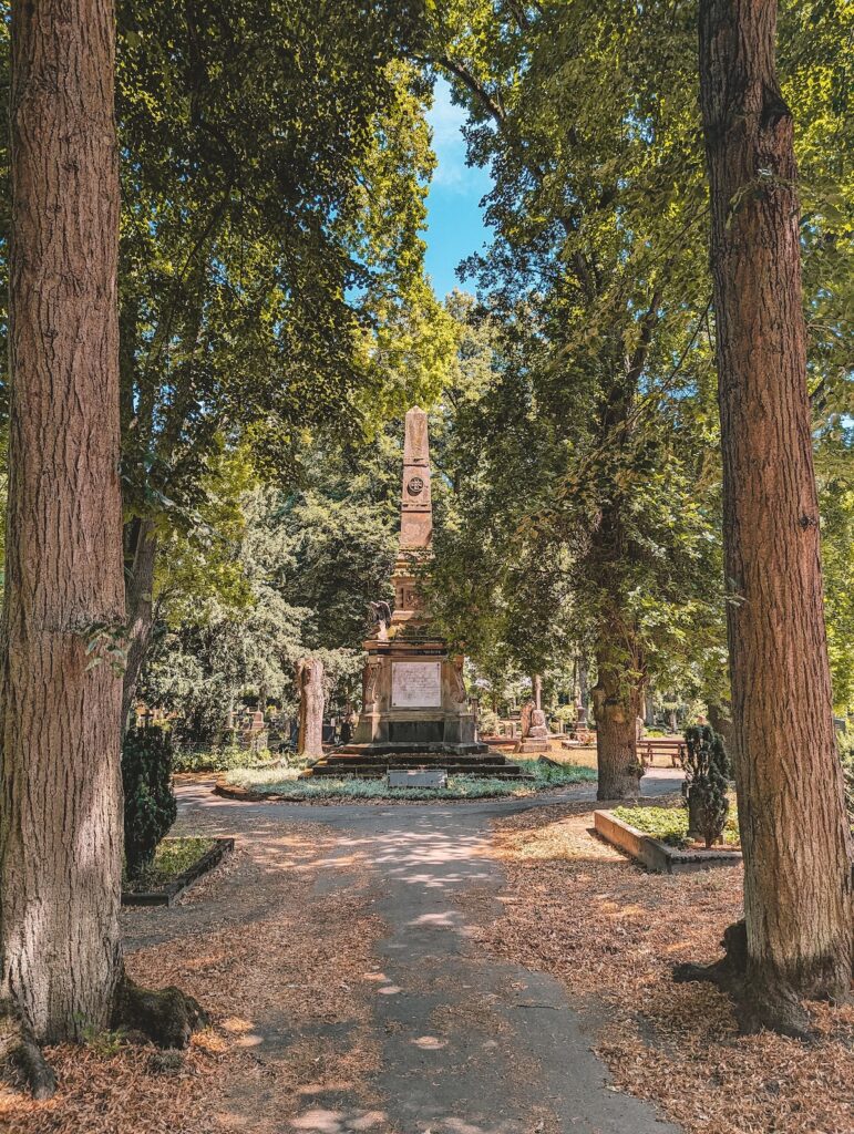 A war memorial at the Mainz Main Cemetery.
