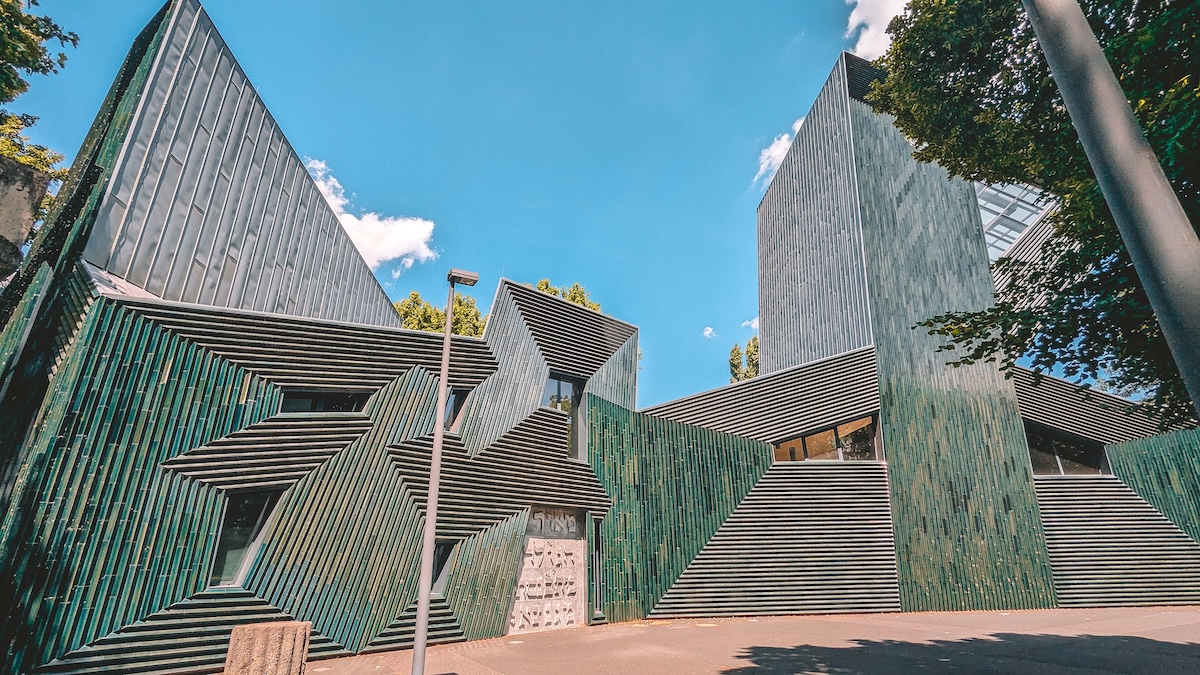 The New Synagogue in Mainz, seen from the side.