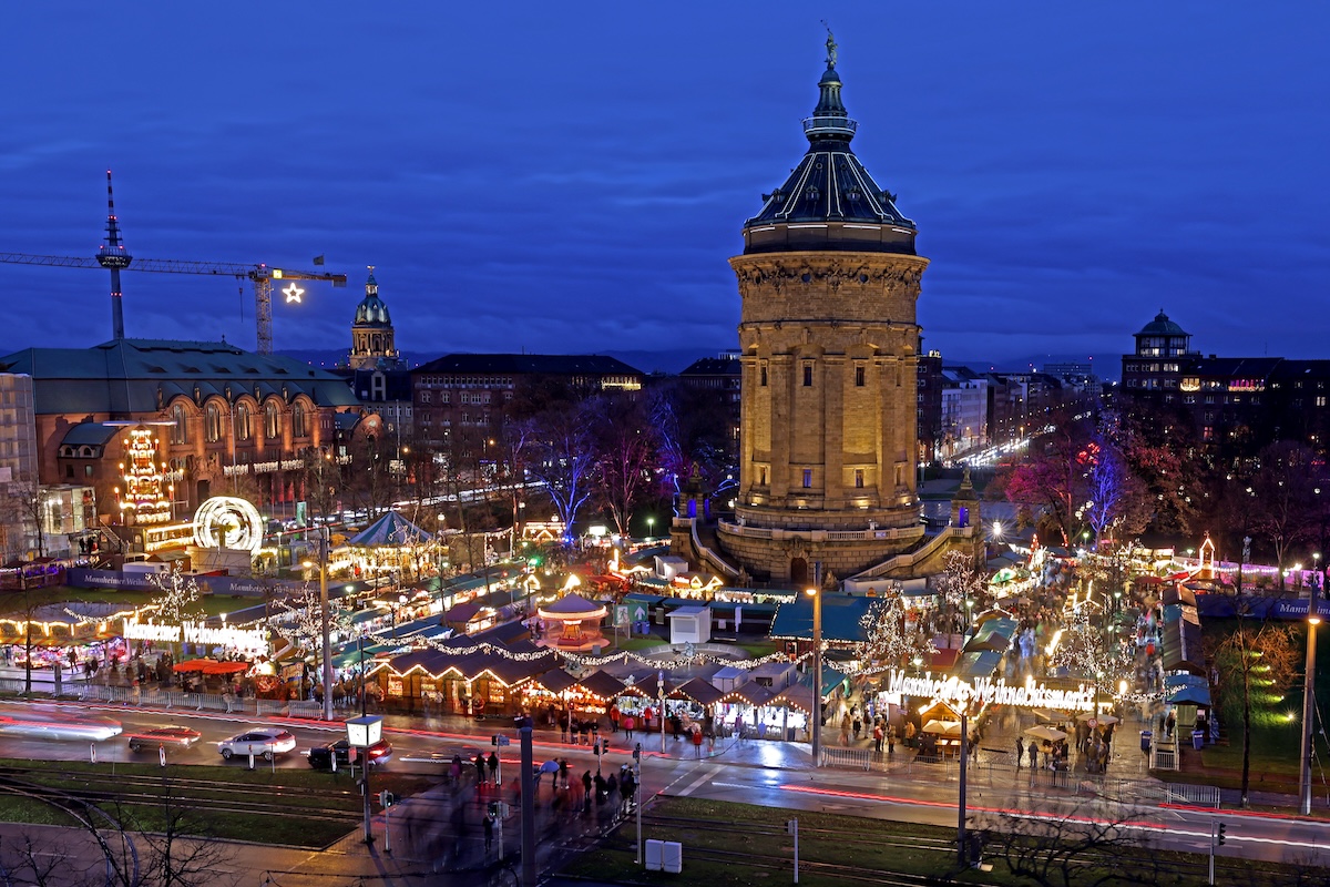 The Christmas market in Mannheim, seen from above. 