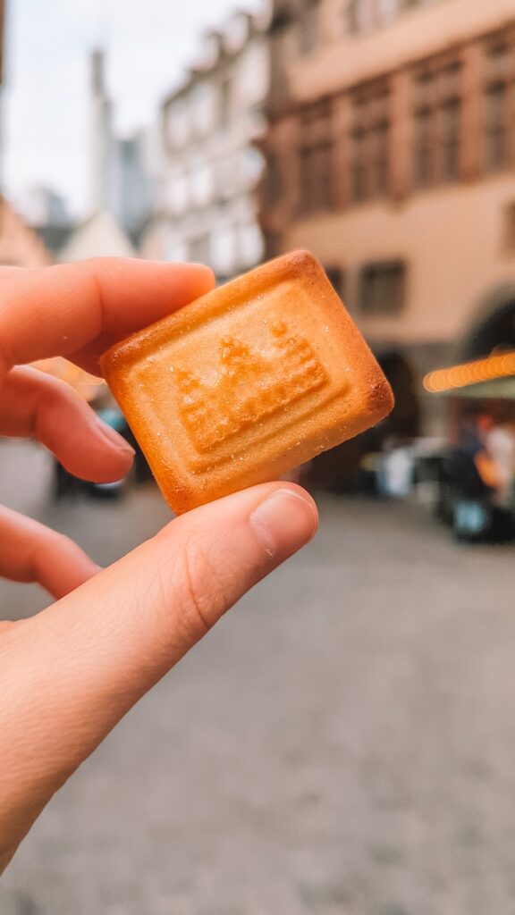 A Frankfurter Brenten cookie held aloft